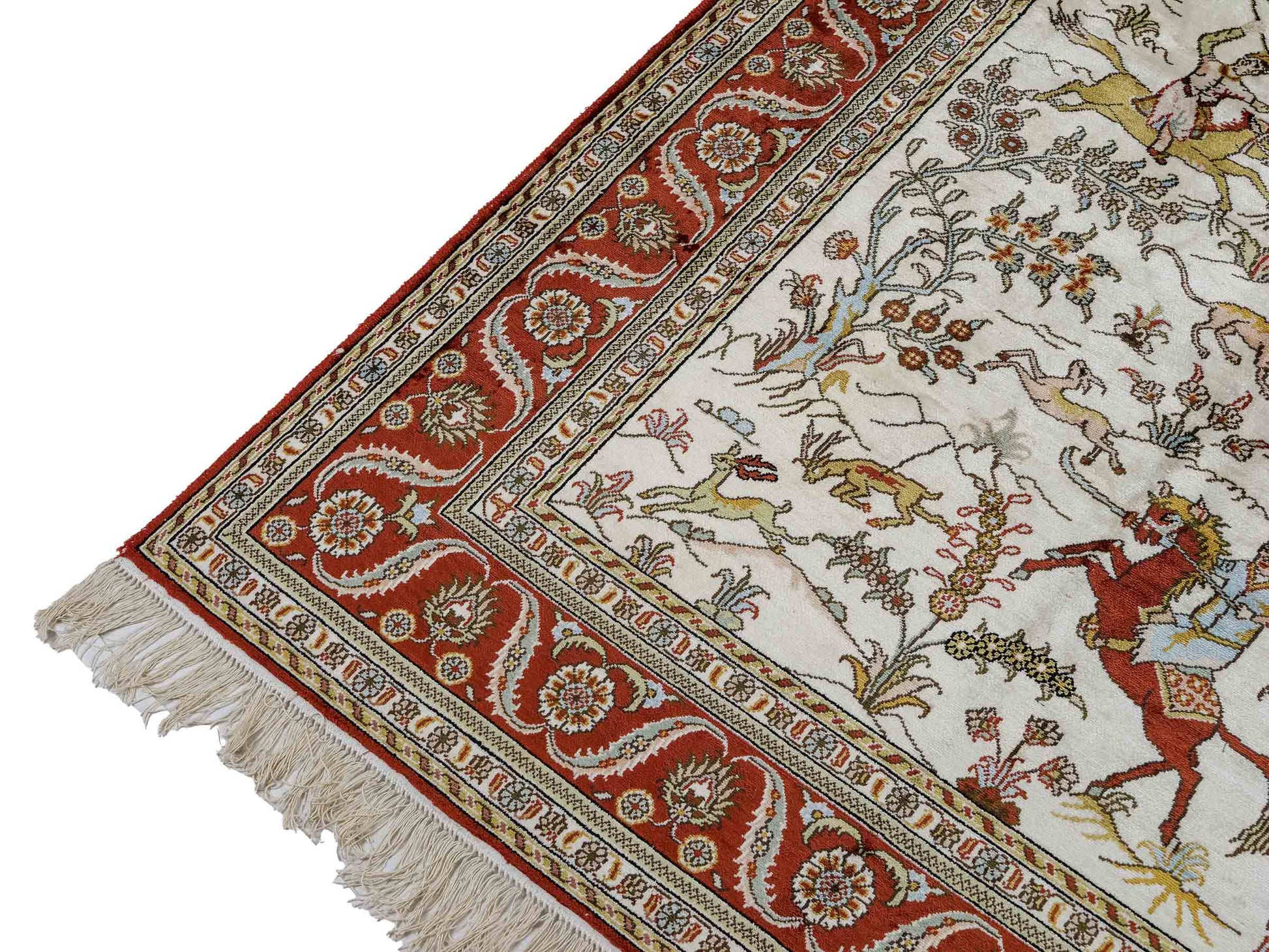 Feiner, handgeknüpfter Art Ghom aus Kunstseide. Ursprung China. Größe: 186 x 124 cm. Hauptfarben: Weiß, Creme, Rot. Vertrieb durch JUPITER Intl.