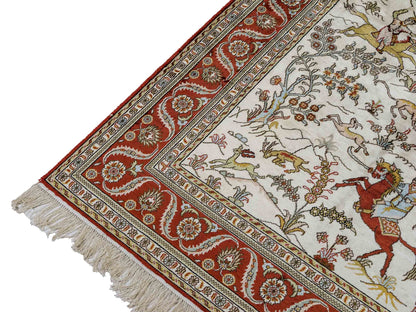 Feiner, handgeknüpfter Art Ghom aus Kunstseide. Ursprung China. Größe: 186 x 124 cm. Hauptfarben: Weiß, Creme, Rot. Vertrieb durch JUPITER Intl.
