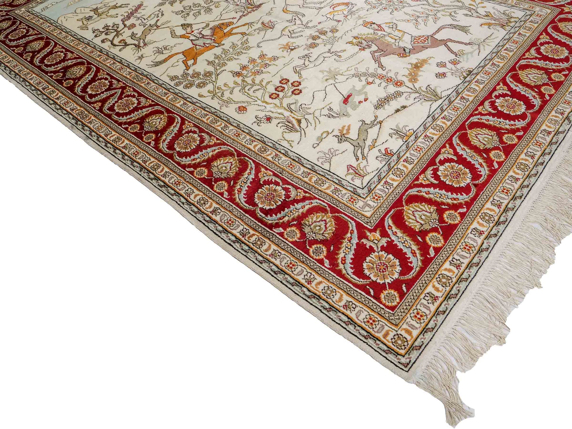 Feiner, handgeknüpfter Art Ghom aus Kunstseide. Ursprung China. Größe: 187 x 125 cm. Hauptfarben: Weiß, Creme, Rot. Vertrieb durch JUPITER Intl.