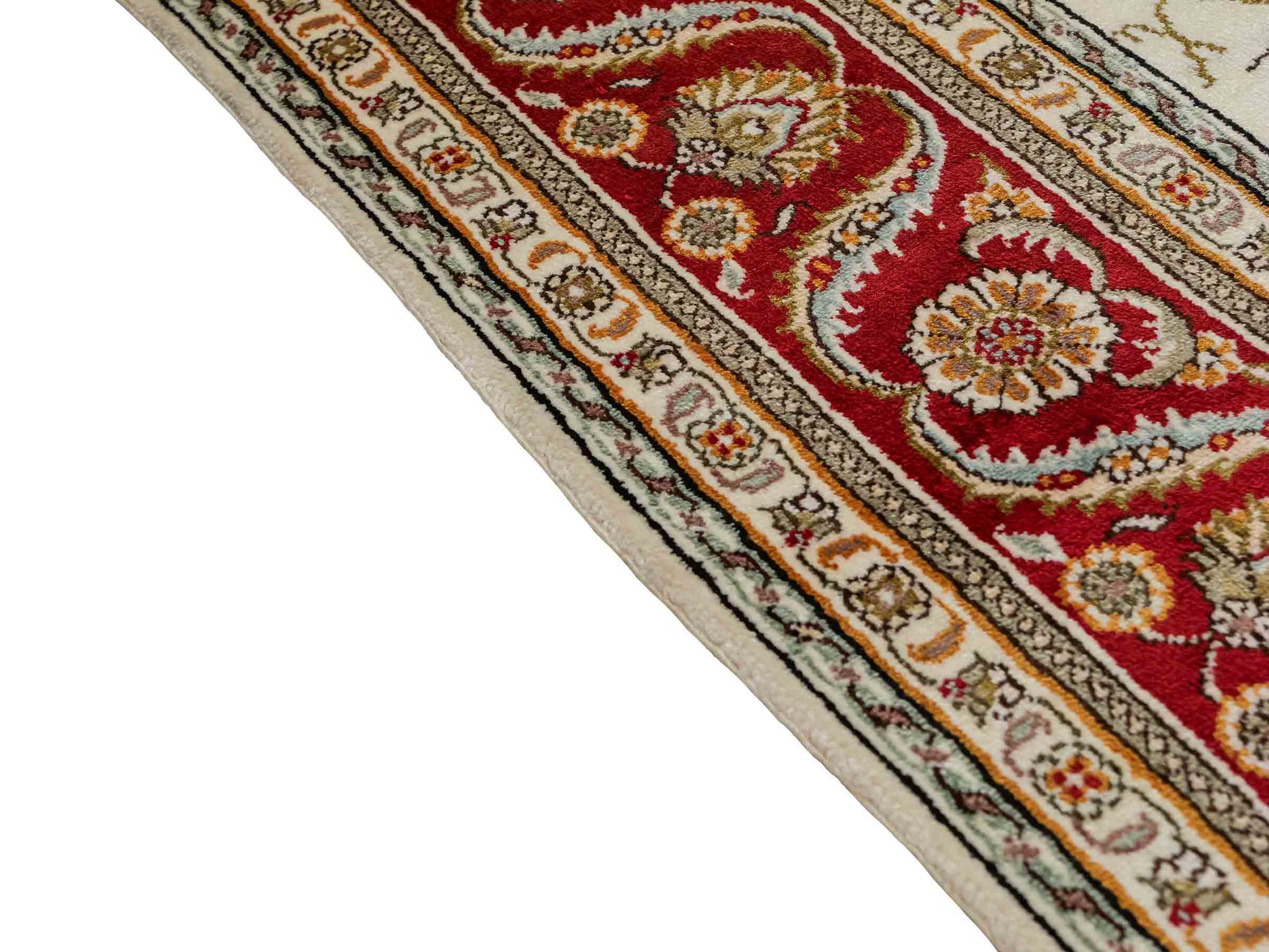 Feiner, handgeknüpfter Art Ghom aus Kunstseide. Ursprung China. Größe: 187 x 125 cm. Hauptfarben: Weiß, Creme, Rot. Vertrieb durch JUPITER Intl.