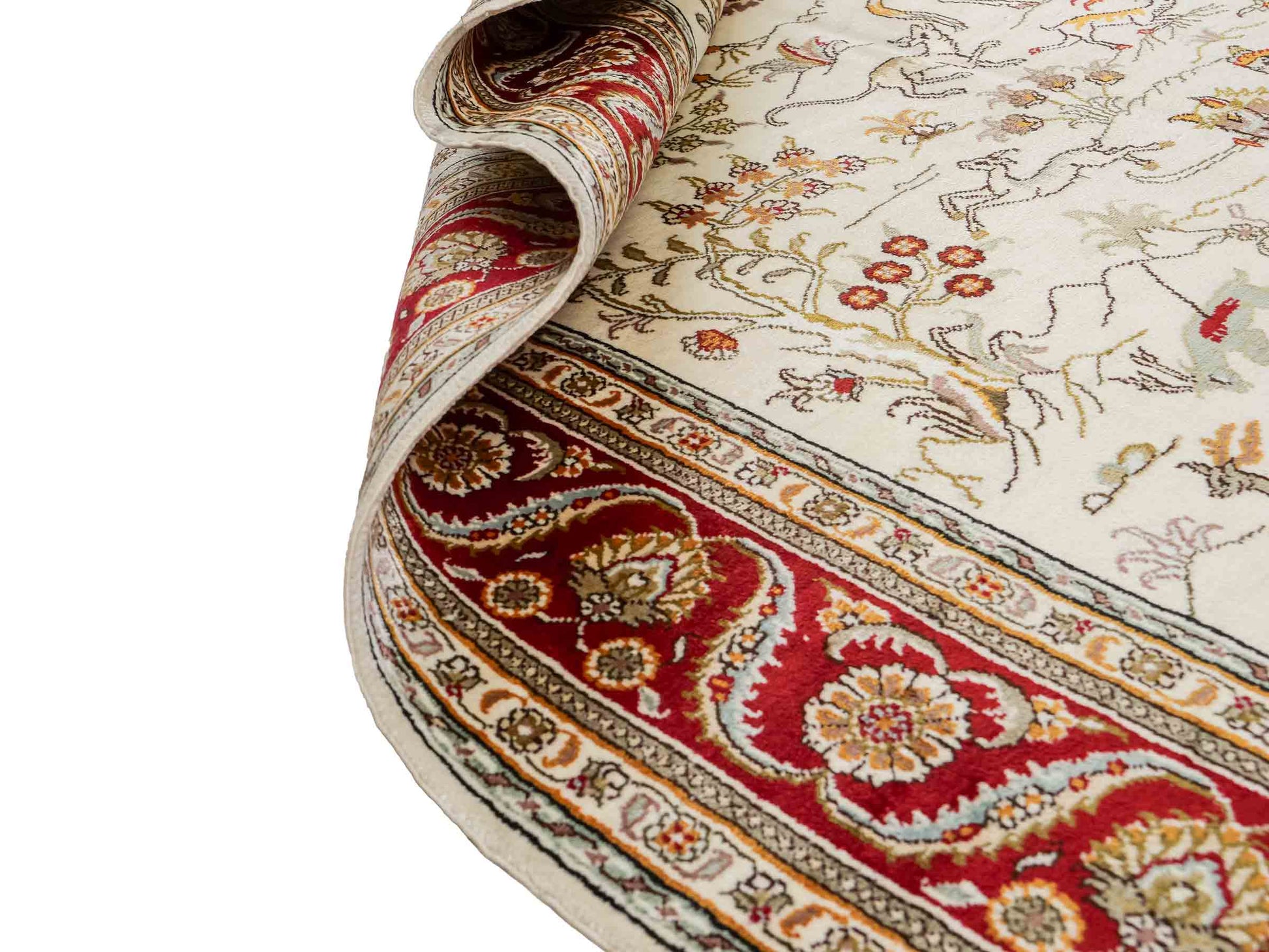Feiner, handgeknüpfter Art Ghom aus Kunstseide. Ursprung China. Größe: 187 x 125 cm. Hauptfarben: Weiß, Creme, Rot. Vertrieb durch JUPITER Intl.