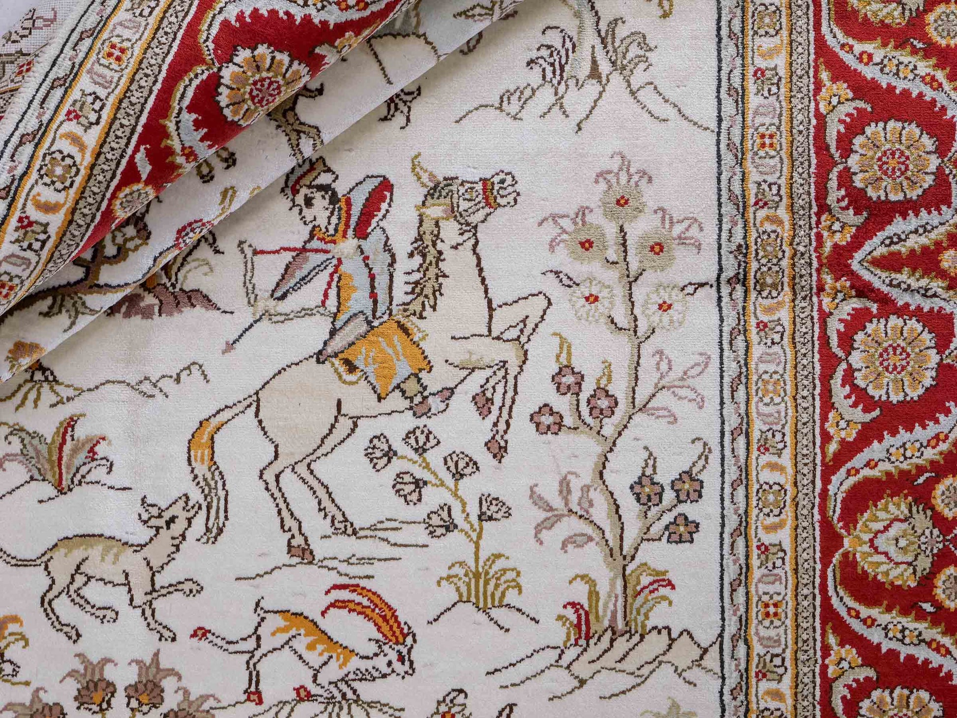 Feiner, handgeknüpfter Art Ghom aus Kunstseide. Ursprung China. Größe: 187 x 125 cm. Hauptfarben: Weiß, Creme, Rot. Vertrieb durch JUPITER Intl.