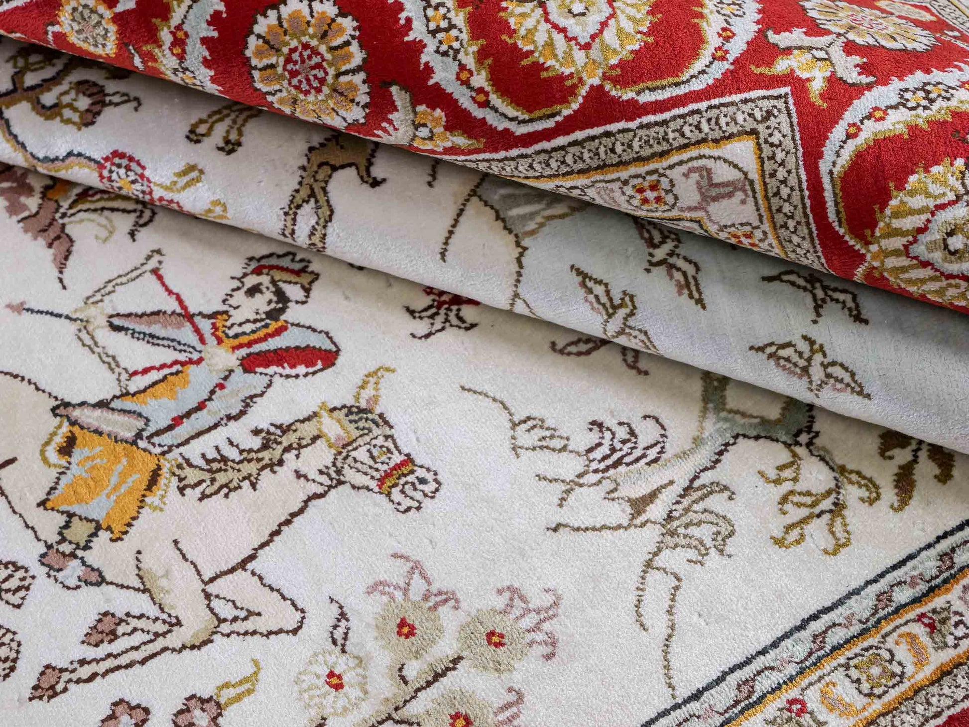 Feiner, handgeknüpfter Art Ghom aus Kunstseide. Ursprung China. Größe: 187 x 125 cm. Hauptfarben: Weiß, Creme, Rot. Vertrieb durch JUPITER Intl.