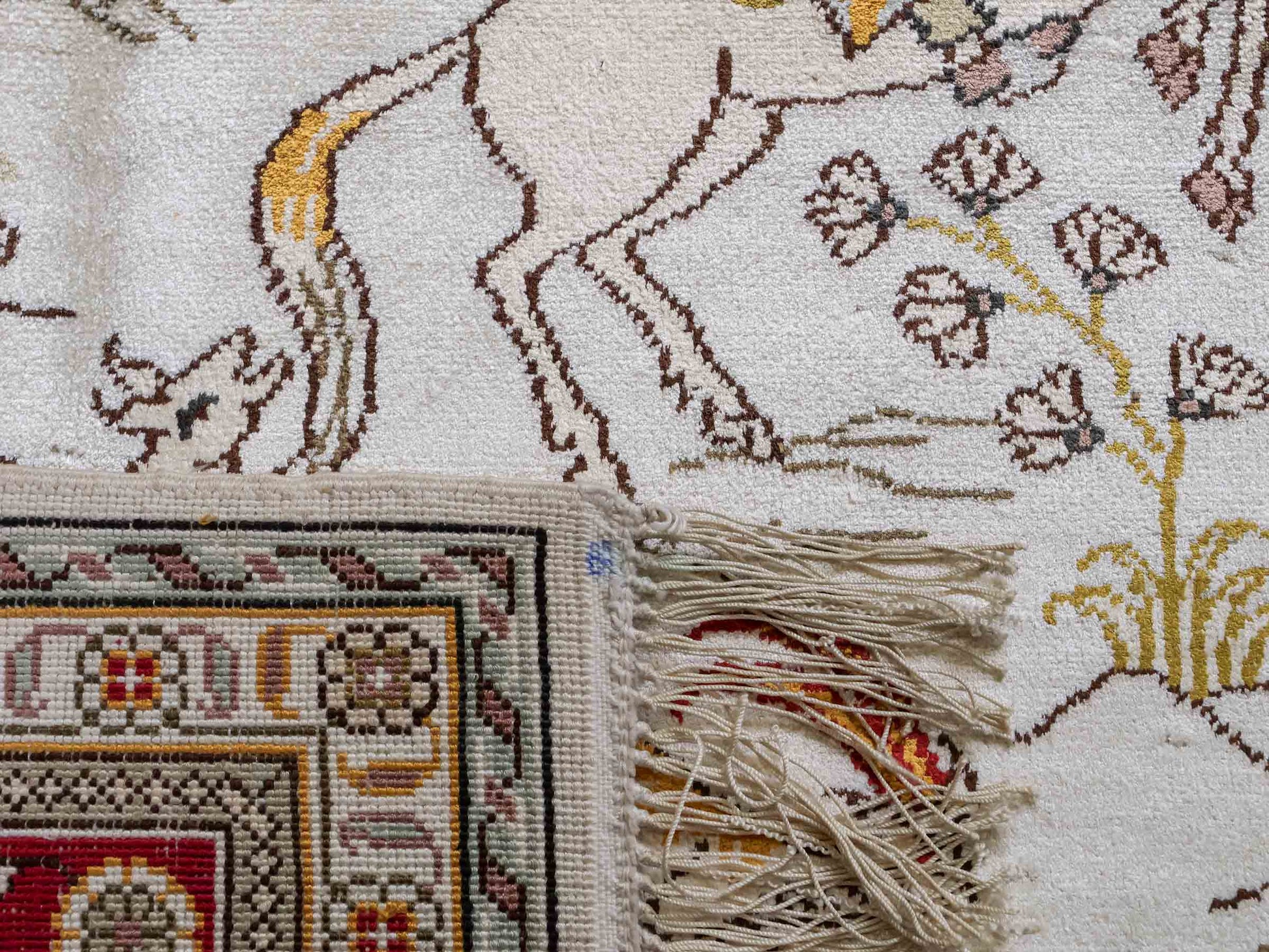 Feiner, handgeknüpfter Art Ghom aus Kunstseide. Ursprung China. Größe: 187 x 125 cm. Hauptfarben: Weiß, Creme, Rot. Vertrieb durch JUPITER Intl.