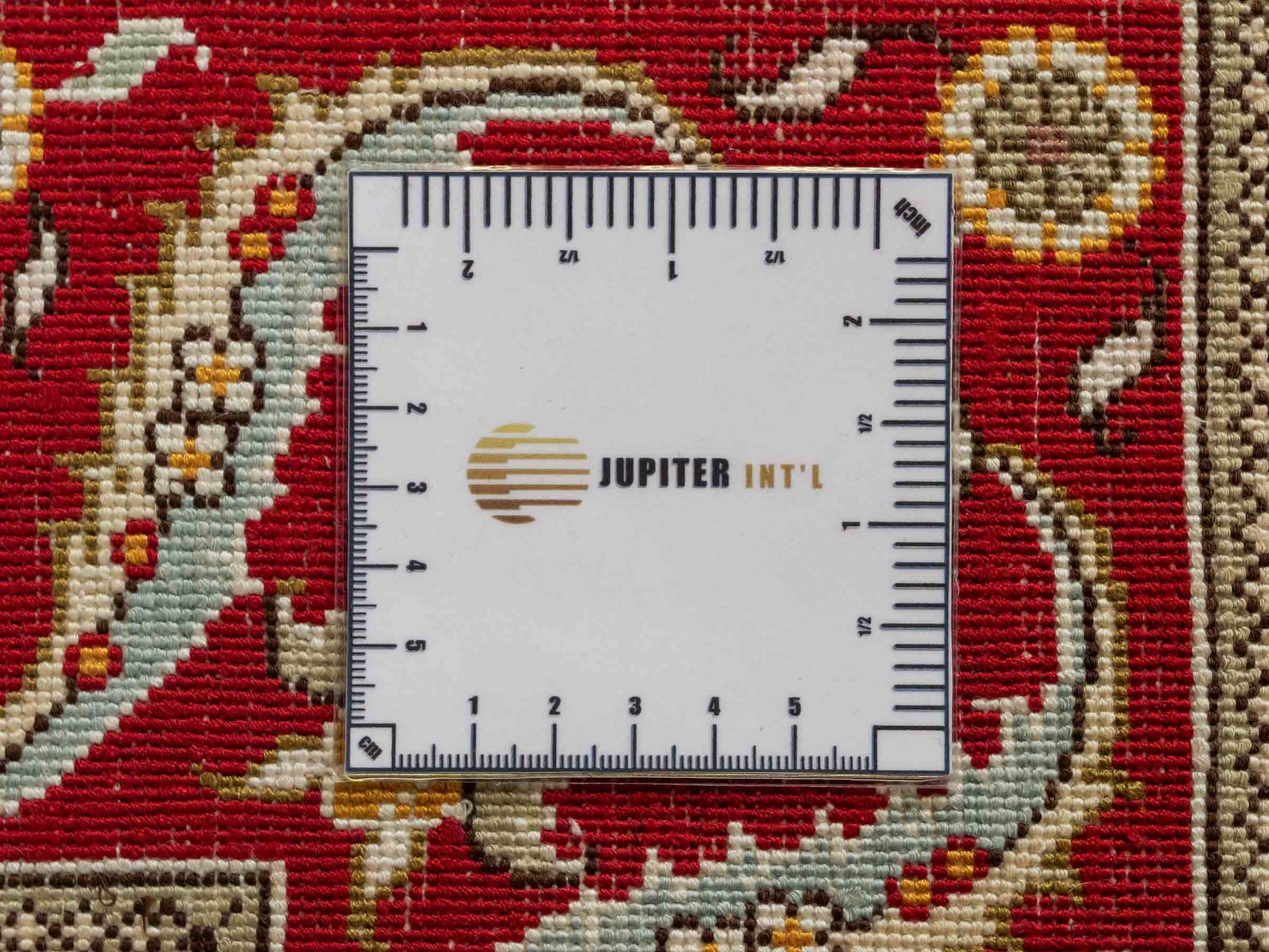 Feiner, handgeknüpfter Art Ghom aus Kunstseide. Ursprung China. Größe: 187 x 125 cm. Hauptfarben: Weiß, Creme, Rot. Vertrieb durch JUPITER Intl.