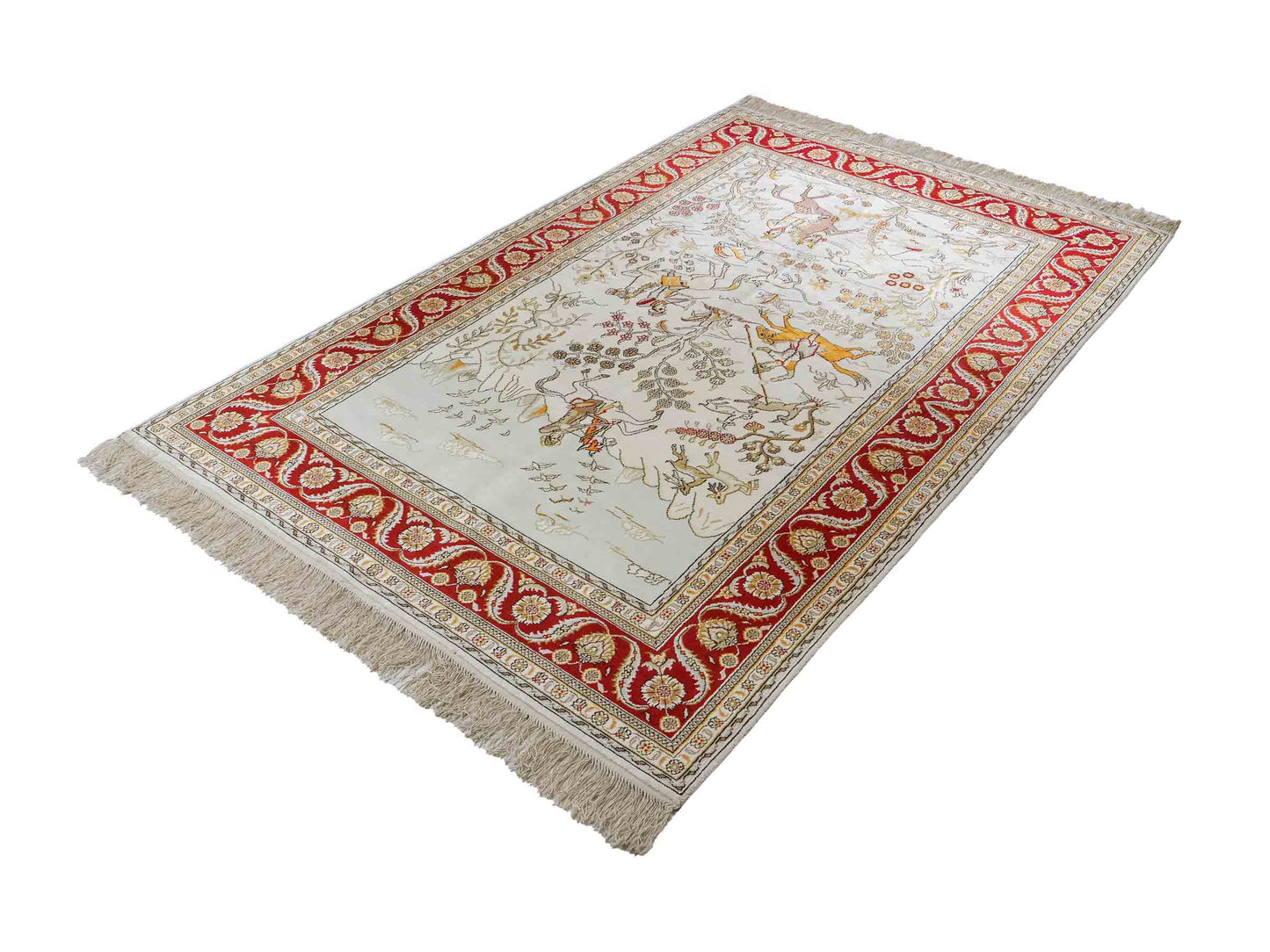 Feiner, handgeknüpfter Art Ghom aus Kunstseide. Ursprung China. Größe: 187 x 125 cm. Hauptfarben: Weiß, Creme, Rot. Vertrieb durch JUPITER Intl.