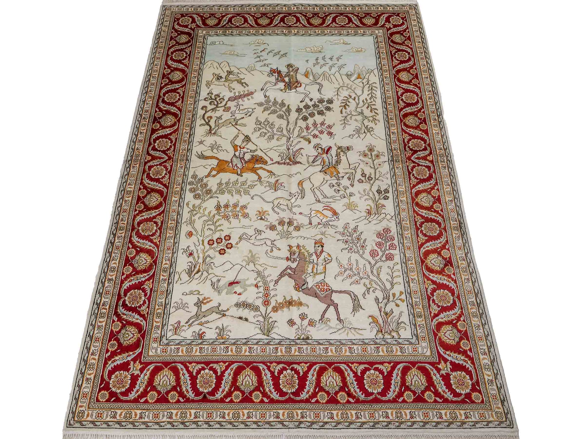 Feiner, handgeknüpfter Art Ghom aus Kunstseide. Ursprung China. Größe: 187 x 125 cm. Hauptfarben: Weiß, Creme, Rot. Vertrieb durch JUPITER Intl.