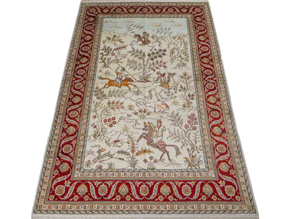Feiner, handgeknüpfter Art Ghom aus Kunstseide. Ursprung China. Größe: 187 x 125 cm. Hauptfarben: Weiß, Creme, Rot. Vertrieb durch JUPITER Intl.