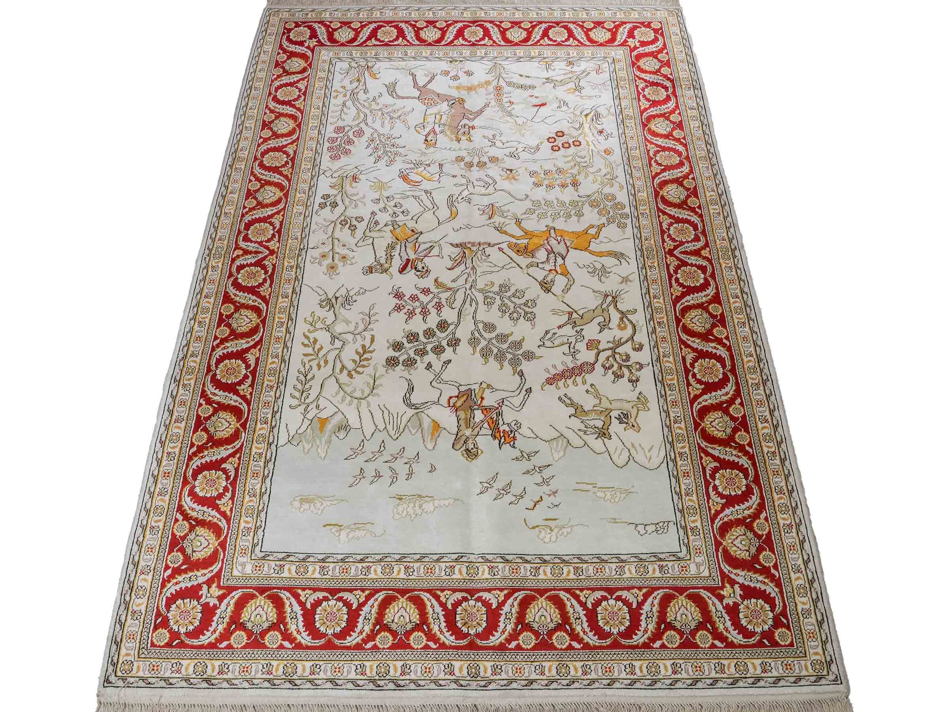 Feiner, handgeknüpfter Art Ghom aus Kunstseide. Ursprung China. Größe: 187 x 125 cm. Hauptfarben: Weiß, Creme, Rot. Vertrieb durch JUPITER Intl.