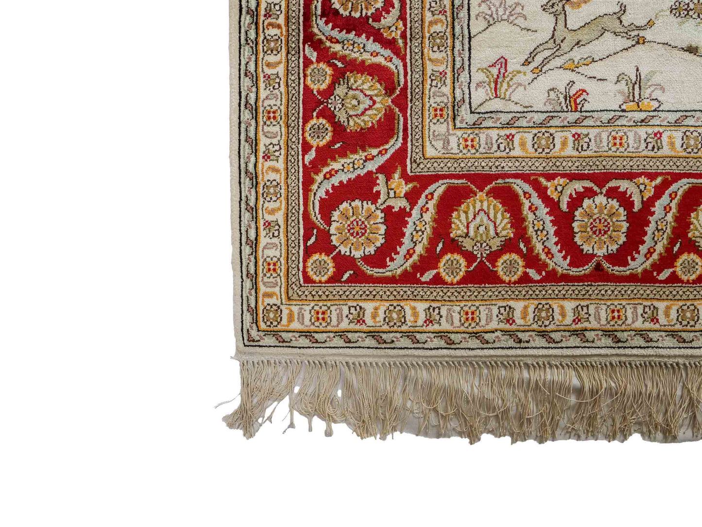 Feiner, handgeknüpfter Art Ghom aus Kunstseide. Ursprung China. Größe: 187 x 125 cm. Hauptfarben: Weiß, Creme, Rot. Vertrieb durch JUPITER Intl.