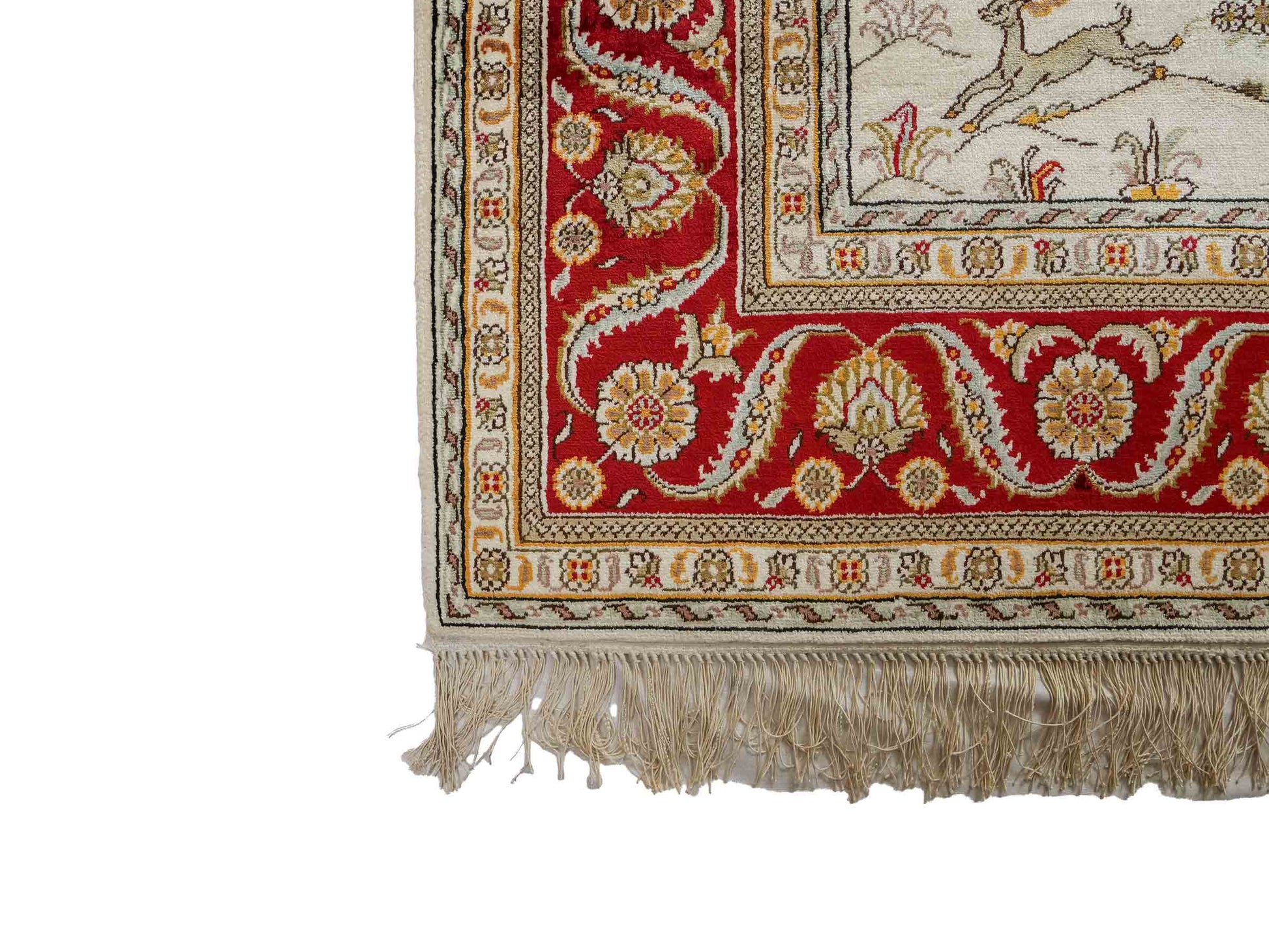 Feiner, handgeknüpfter Art Ghom aus Kunstseide. Ursprung China. Größe: 187 x 125 cm. Hauptfarben: Weiß, Creme, Rot. Vertrieb durch JUPITER Intl.