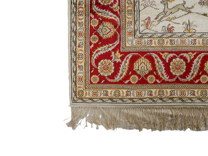 Feiner, handgeknüpfter Art Ghom aus Kunstseide. Ursprung China. Größe: 187 x 125 cm. Hauptfarben: Weiß, Creme, Rot. Vertrieb durch JUPITER Intl.