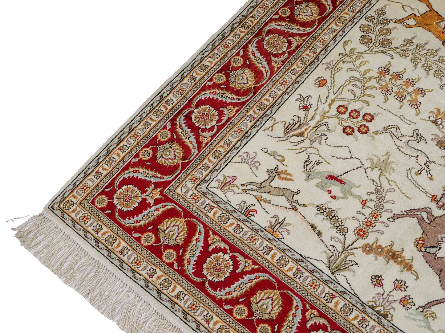 Feiner, handgeknüpfter Art Ghom aus Kunstseide. Ursprung China. Größe: 187 x 125 cm. Hauptfarben: Weiß, Creme, Rot. Vertrieb durch JUPITER Intl.