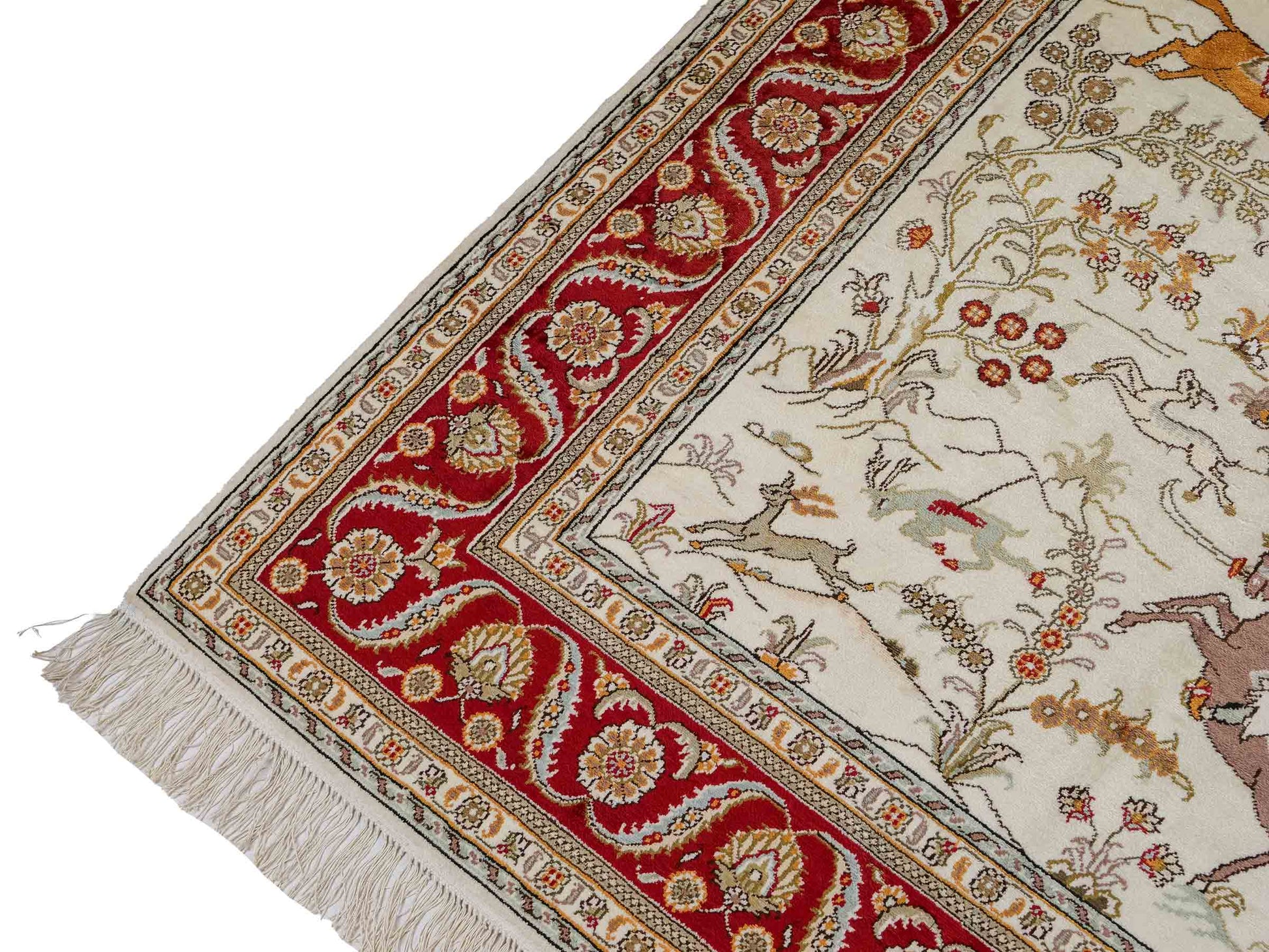 Feiner, handgeknüpfter Art Ghom aus Kunstseide. Ursprung China. Größe: 187 x 125 cm. Hauptfarben: Weiß, Creme, Rot. Vertrieb durch JUPITER Intl.
