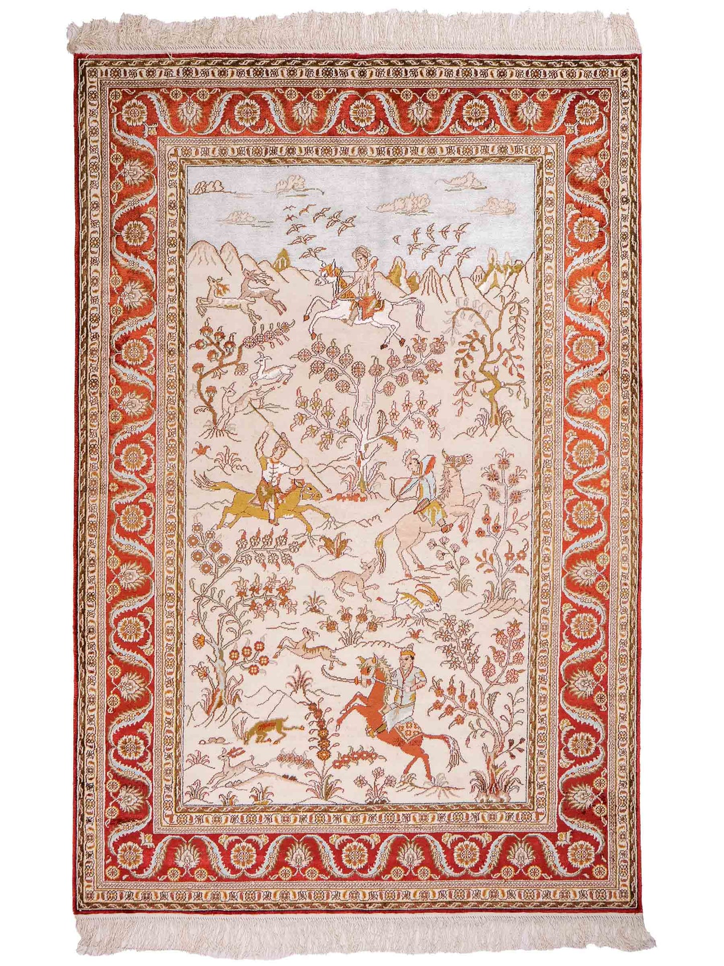Feiner, handgeknüpfter Art Ghom aus Kunstseide. Ursprung China. Größe: 191 x 126 cm. Hauptfarben: Weiß, Creme, Rot. Vertrieb durch JUPITER Intl.