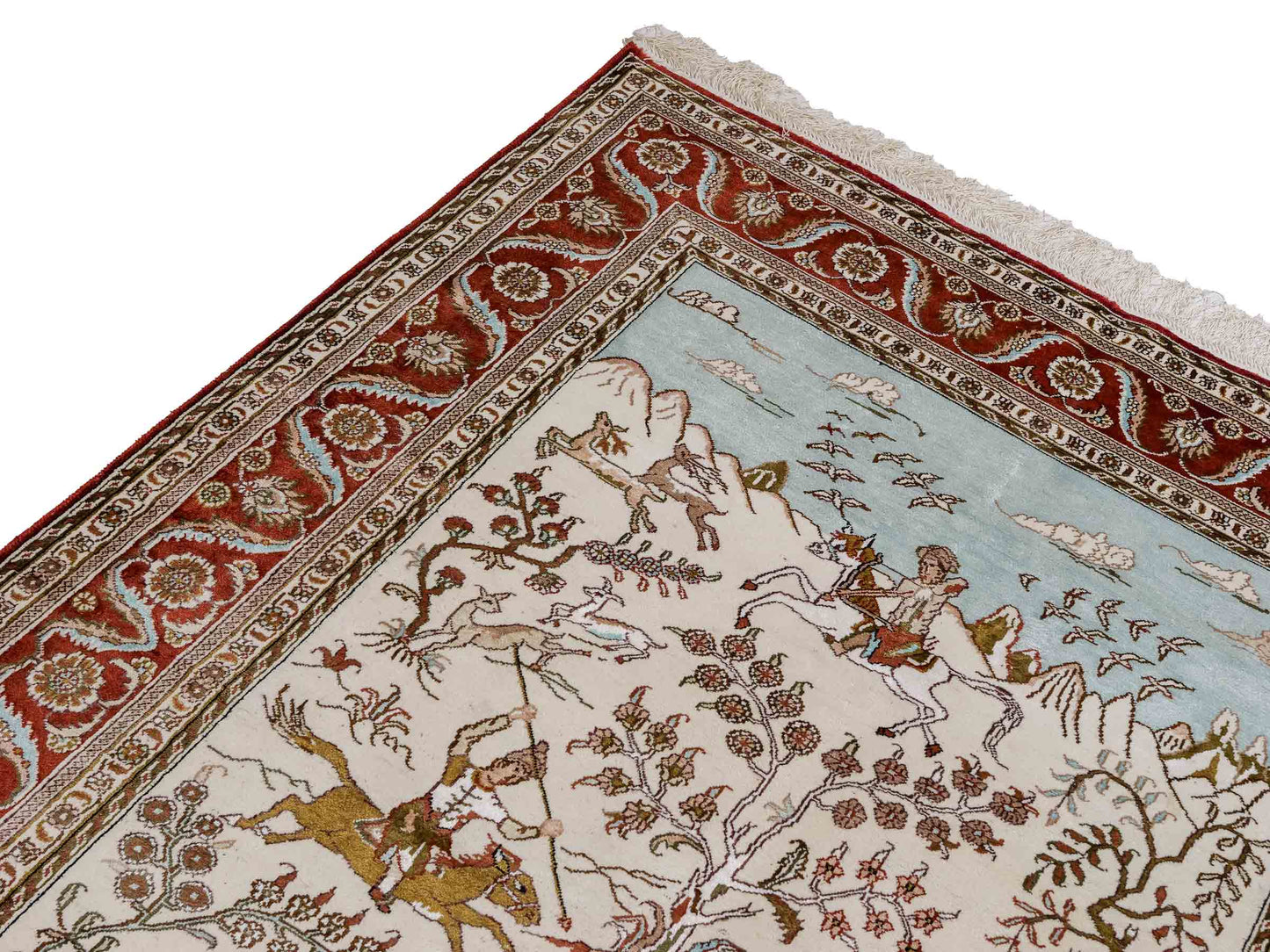 Feiner, handgeknüpfter Art Ghom aus Kunstseide. Ursprung China. Größe: 191 x 126 cm. Hauptfarben: Weiß, Creme, Rot. Vertrieb durch JUPITER Intl.