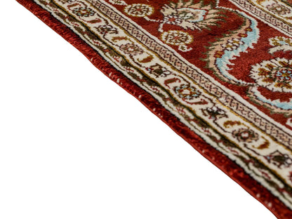 Feiner, handgeknüpfter Art Ghom aus Kunstseide. Ursprung China. Größe: 191 x 126 cm. Hauptfarben: Weiß, Creme, Rot. Vertrieb durch JUPITER Intl.