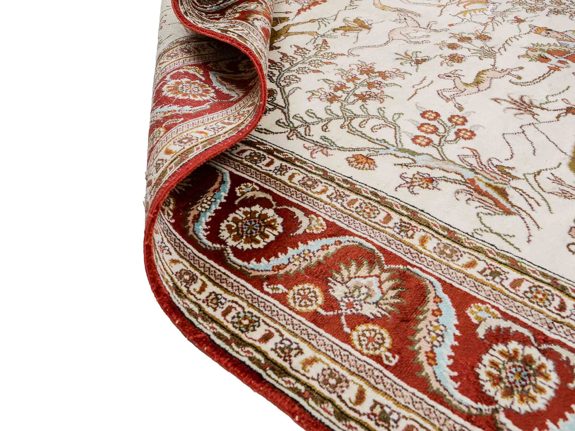 Feiner, handgeknüpfter Art Ghom aus Kunstseide. Ursprung China. Größe: 191 x 126 cm. Hauptfarben: Weiß, Creme, Rot. Vertrieb durch JUPITER Intl.
