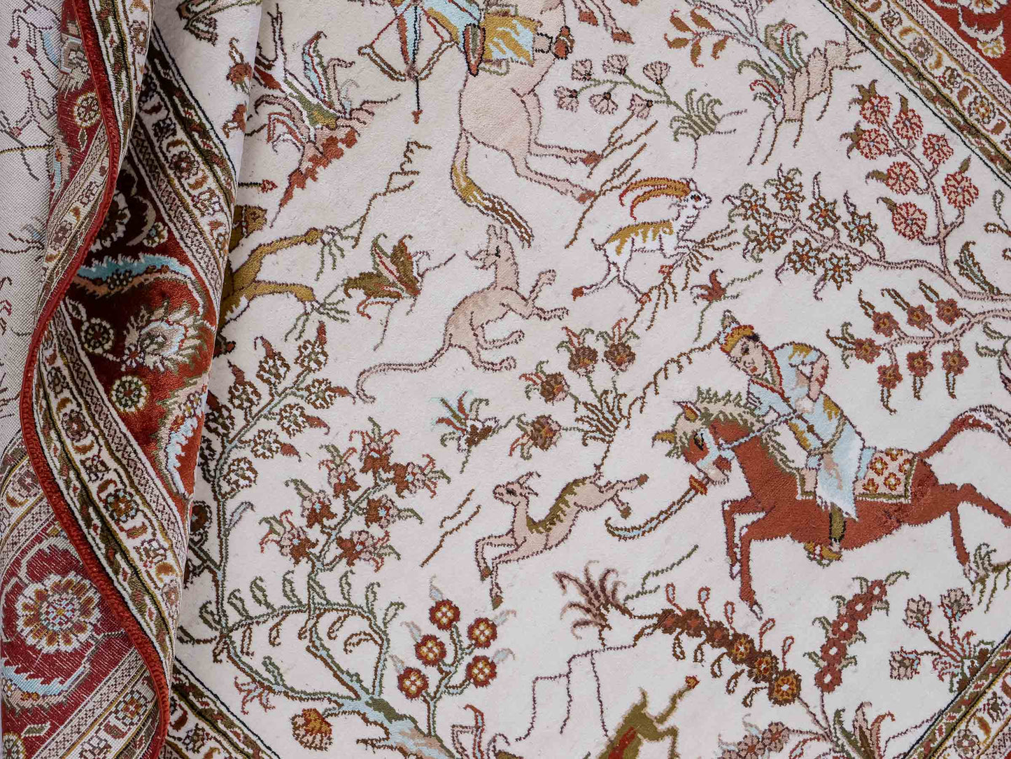 Feiner, handgeknüpfter Art Ghom aus Kunstseide. Ursprung China. Größe: 191 x 126 cm. Hauptfarben: Weiß, Creme, Rot. Vertrieb durch JUPITER Intl.