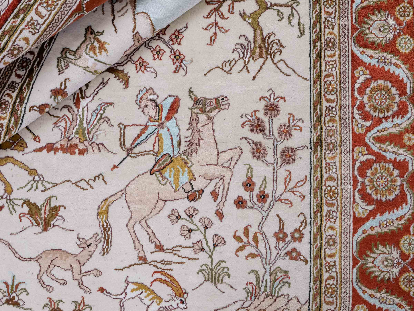 Feiner, handgeknüpfter Art Ghom aus Kunstseide. Ursprung China. Größe: 191 x 126 cm. Hauptfarben: Weiß, Creme, Rot. Vertrieb durch JUPITER Intl.