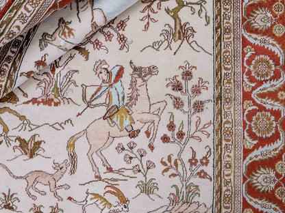 Feiner, handgeknüpfter Art Ghom aus Kunstseide. Ursprung China. Größe: 191 x 126 cm. Hauptfarben: Weiß, Creme, Rot. Vertrieb durch JUPITER Intl.