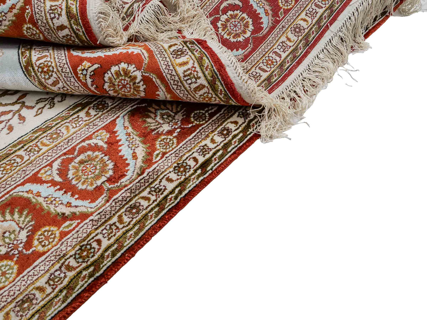 Feiner, handgeknüpfter Art Ghom aus Kunstseide. Ursprung China. Größe: 191 x 126 cm. Hauptfarben: Weiß, Creme, Rot. Vertrieb durch JUPITER Intl.