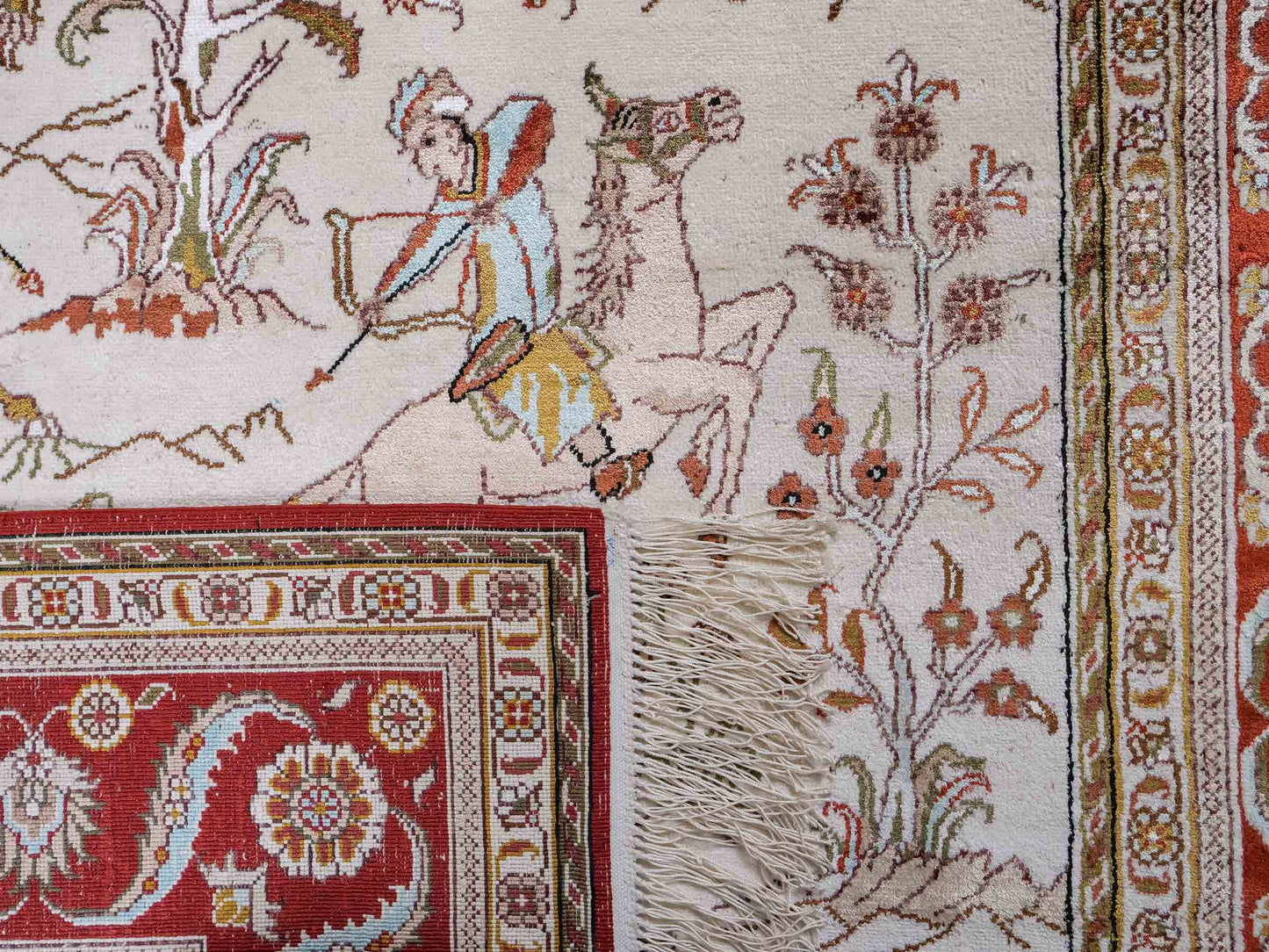 Feiner, handgeknüpfter Art Ghom aus Kunstseide. Ursprung China. Größe: 191 x 126 cm. Hauptfarben: Weiß, Creme, Rot. Vertrieb durch JUPITER Intl.