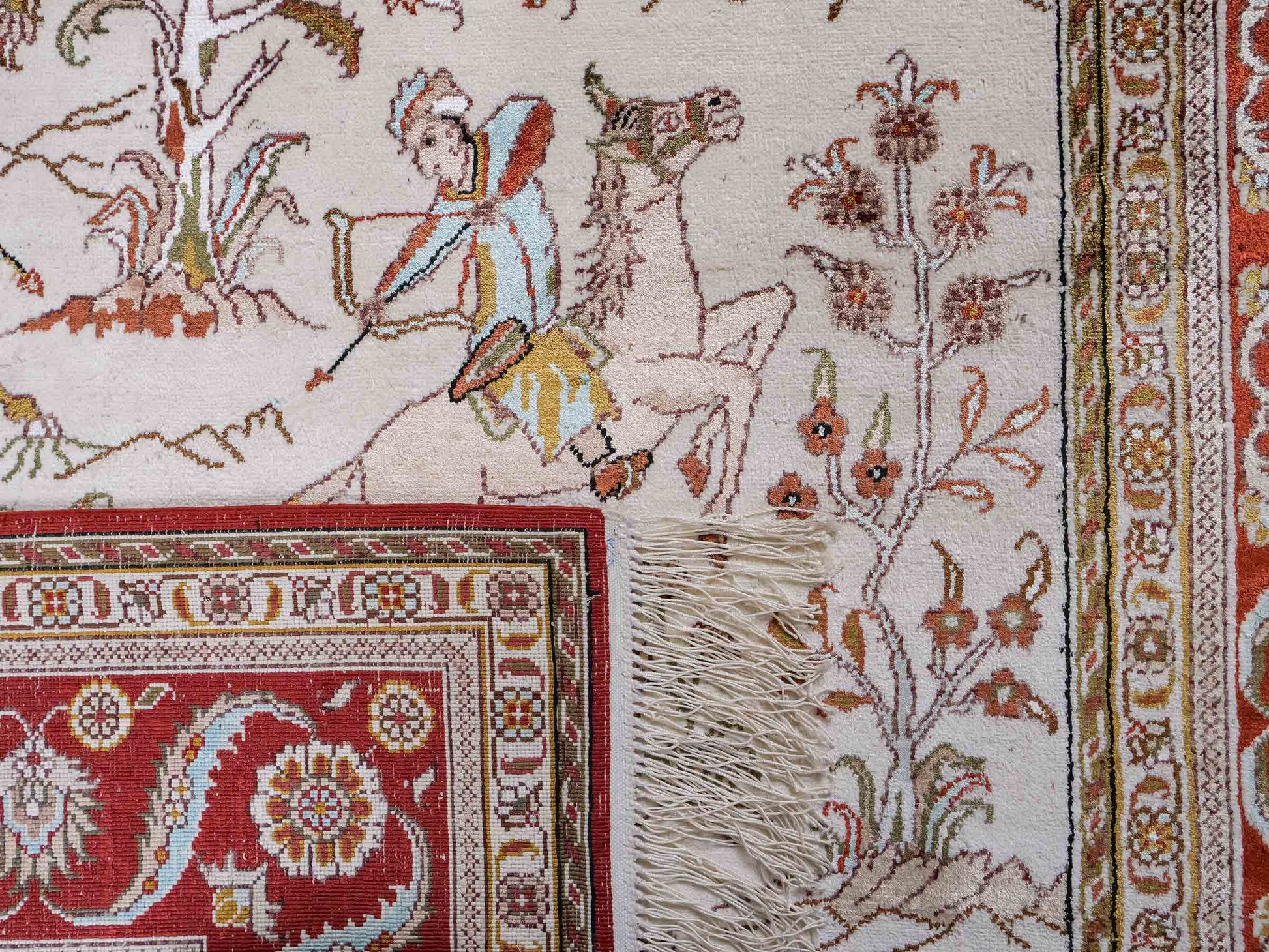 Feiner, handgeknüpfter Art Ghom aus Kunstseide. Ursprung China. Größe: 191 x 126 cm. Hauptfarben: Weiß, Creme, Rot. Vertrieb durch JUPITER Intl.
