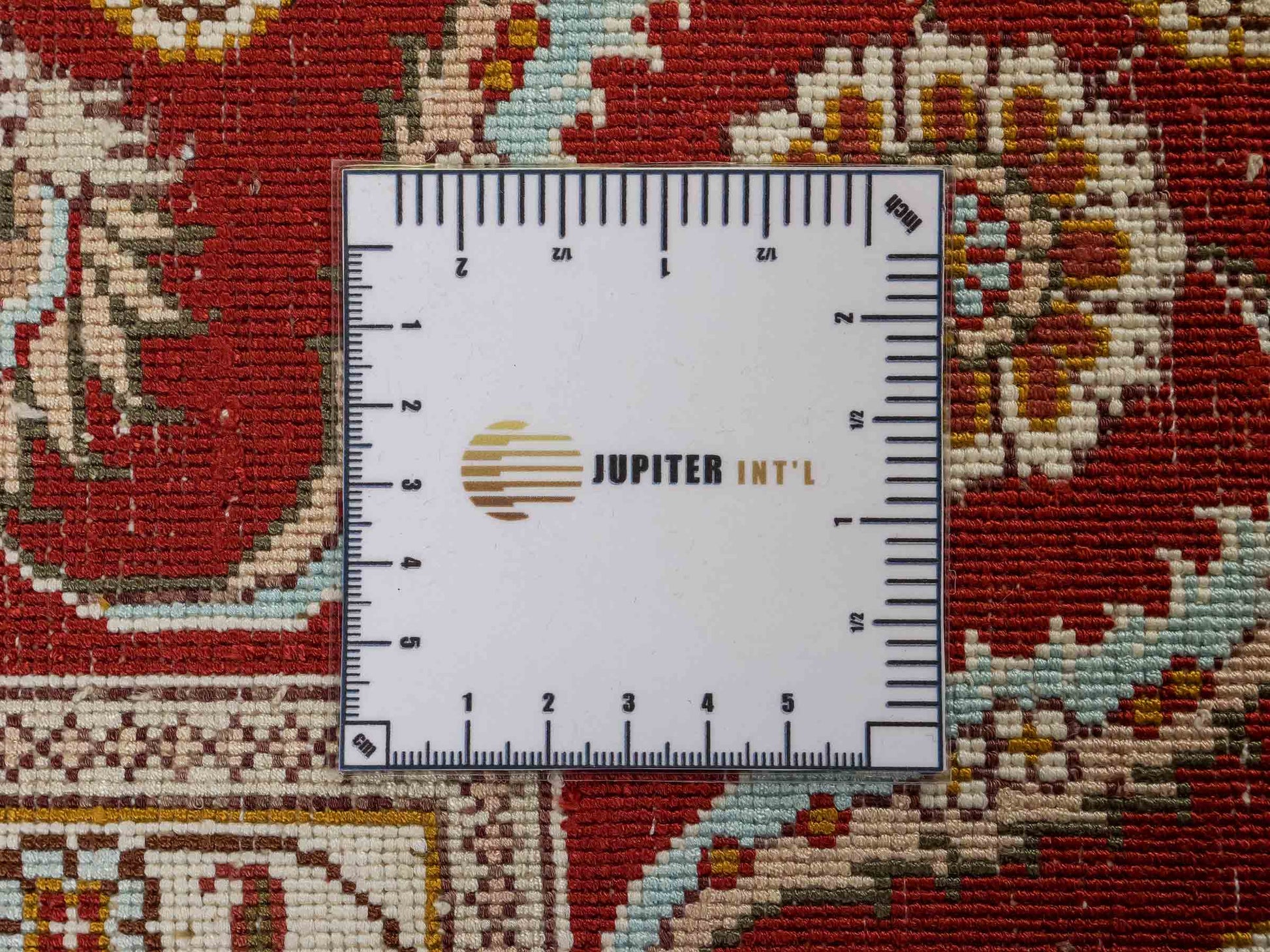 Feiner, handgeknüpfter Art Ghom aus Kunstseide. Ursprung China. Größe: 191 x 126 cm. Hauptfarben: Weiß, Creme, Rot. Vertrieb durch JUPITER Intl.