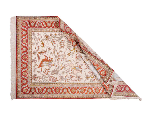 Feiner, handgeknüpfter Art Ghom aus Kunstseide. Ursprung China. Größe: 191 x 126 cm. Hauptfarben: Weiß, Creme, Rot. Vertrieb durch JUPITER Intl.
