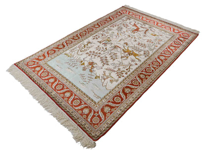 Feiner, handgeknüpfter Art Ghom aus Kunstseide. Ursprung China. Größe: 191 x 126 cm. Hauptfarben: Weiß, Creme, Rot. Vertrieb durch JUPITER Intl.