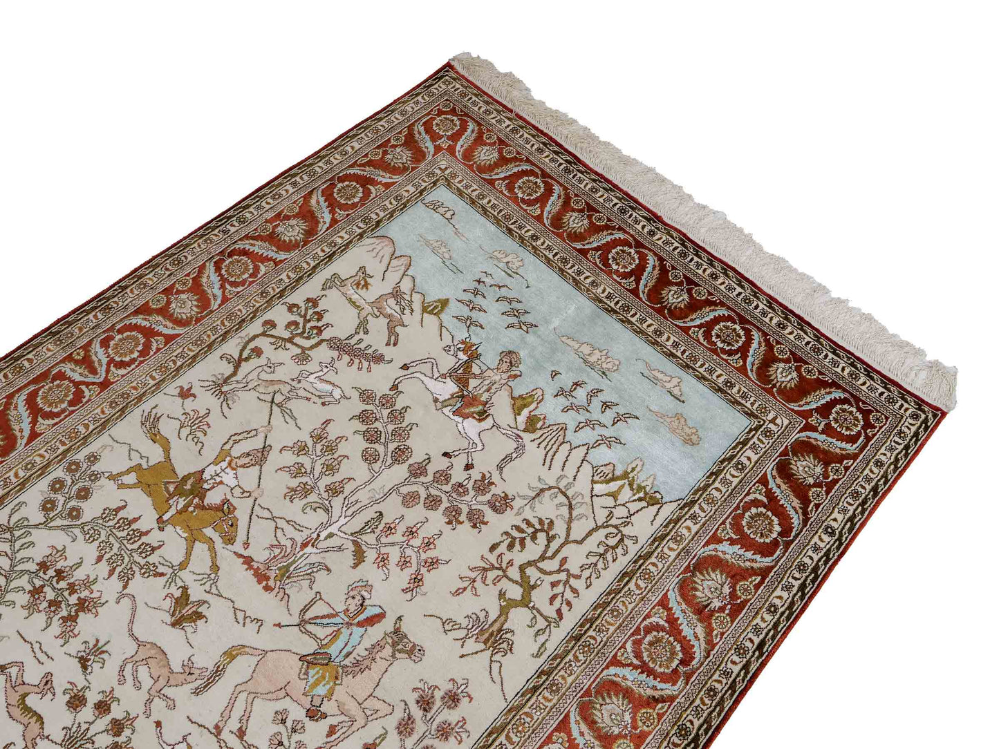 Feiner, handgeknüpfter Art Ghom aus Kunstseide. Ursprung China. Größe: 191 x 126 cm. Hauptfarben: Weiß, Creme, Rot. Vertrieb durch JUPITER Intl.