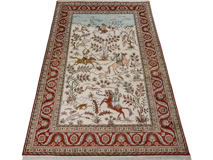 Feiner, handgeknüpfter Art Ghom aus Kunstseide. Ursprung China. Größe: 191 x 126 cm. Hauptfarben: Weiß, Creme, Rot. Vertrieb durch JUPITER Intl.
