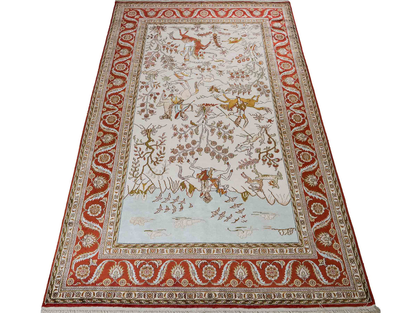Feiner, handgeknüpfter Art Ghom aus Kunstseide. Ursprung China. Größe: 191 x 126 cm. Hauptfarben: Weiß, Creme, Rot. Vertrieb durch JUPITER Intl.