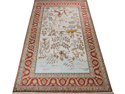 Feiner, handgeknüpfter Art Ghom aus Kunstseide. Ursprung China. Größe: 191 x 126 cm. Hauptfarben: Weiß, Creme, Rot. Vertrieb durch JUPITER Intl.