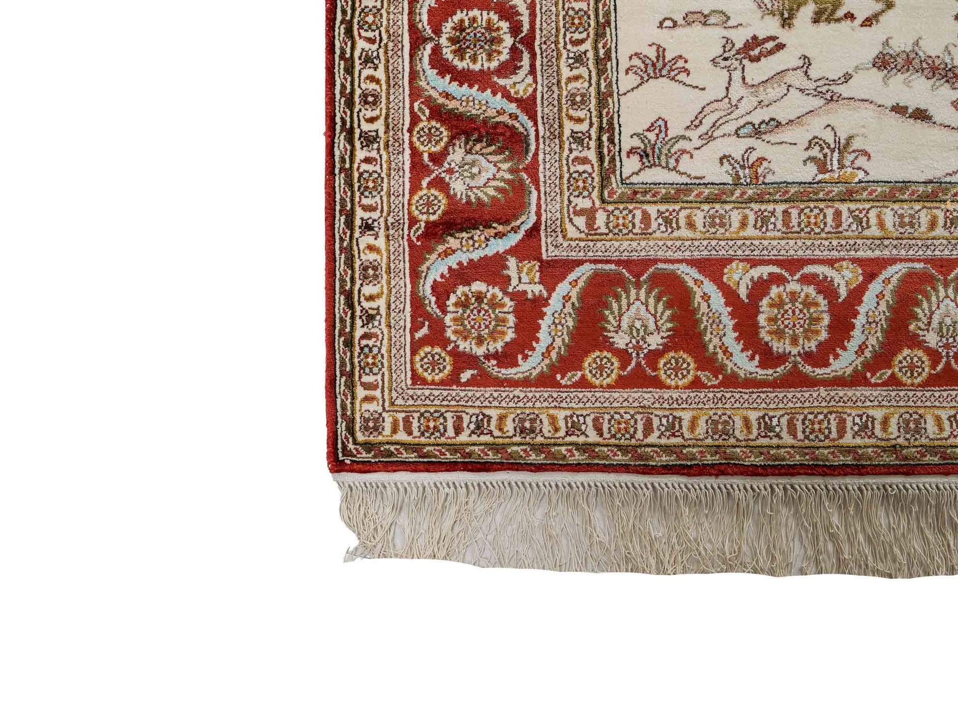 Feiner, handgeknüpfter Art Ghom aus Kunstseide. Ursprung China. Größe: 191 x 126 cm. Hauptfarben: Weiß, Creme, Rot. Vertrieb durch JUPITER Intl.