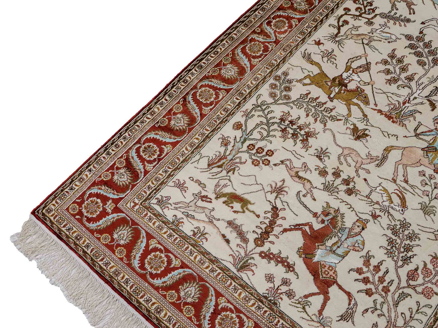 Feiner, handgeknüpfter Art Ghom aus Kunstseide. Ursprung China. Größe: 191 x 126 cm. Hauptfarben: Weiß, Creme, Rot. Vertrieb durch JUPITER Intl.