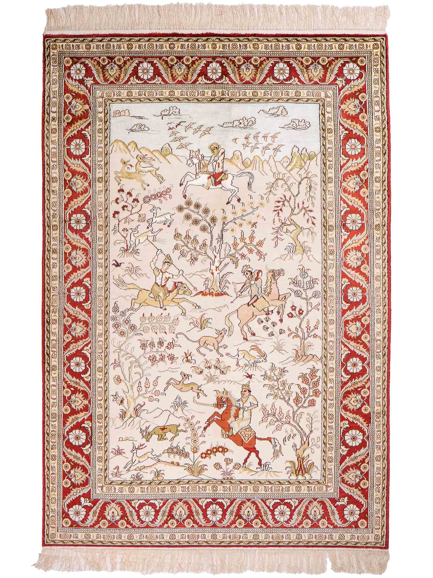 Feiner, handgeknüpfter Art Ghom aus Kunstseide. Ursprung China. Größe: 193 x 121 cm. Hauptfarben: Weiß, Creme, Rot. Vertrieb durch JUPITER Intl.