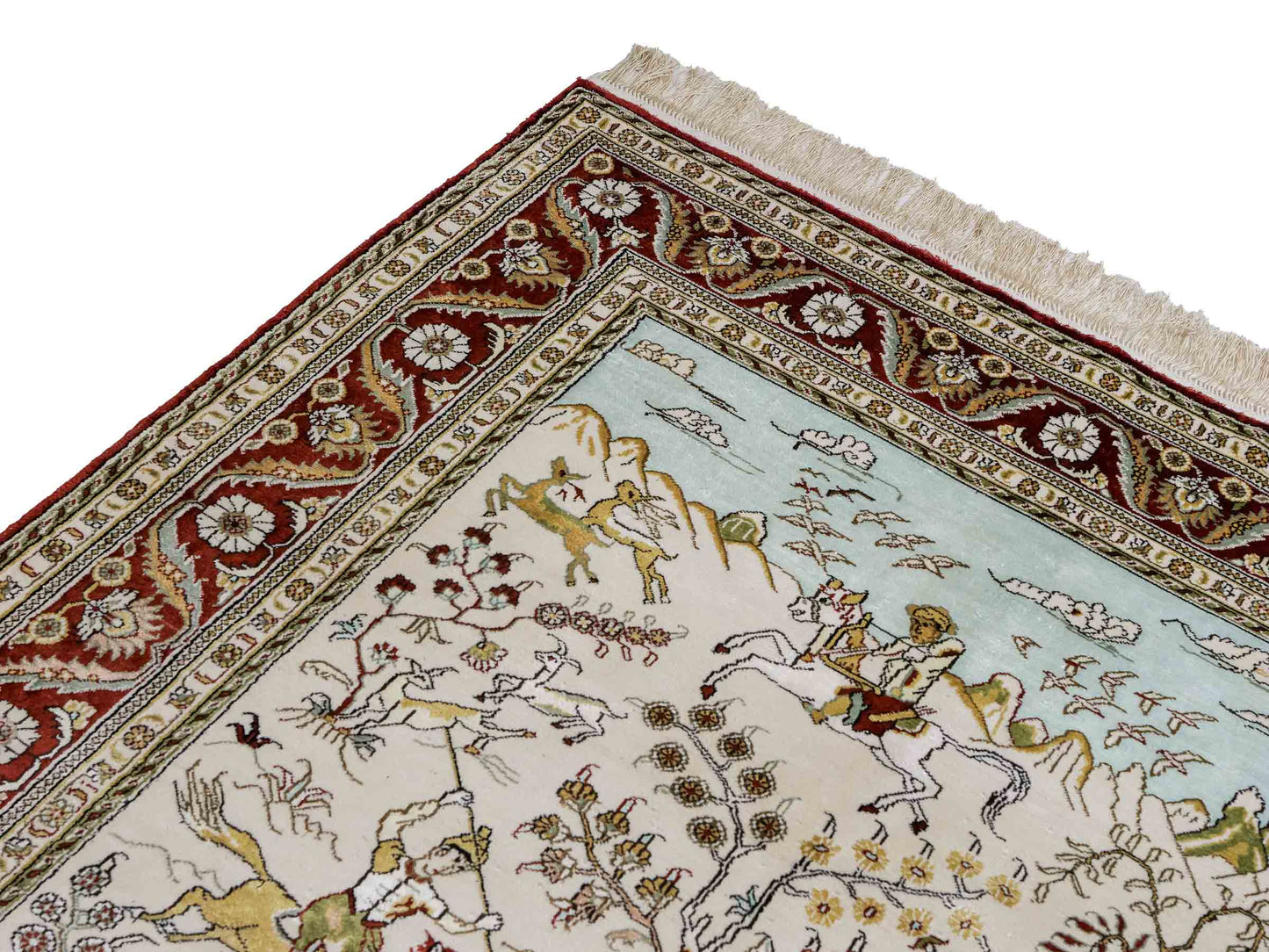 Feiner, handgeknüpfter Art Ghom aus Kunstseide. Ursprung China. Größe: 193 x 121 cm. Hauptfarben: Weiß, Creme, Rot. Vertrieb durch JUPITER Intl.