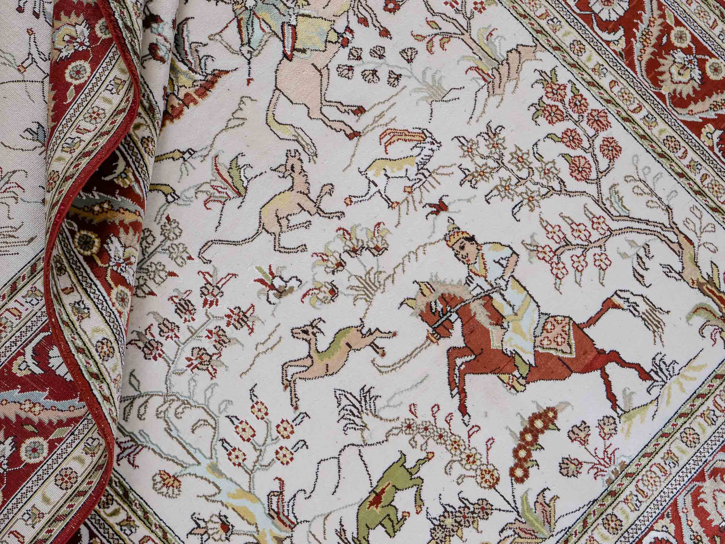 Feiner, handgeknüpfter Art Ghom aus Kunstseide. Ursprung China. Größe: 193 x 121 cm. Hauptfarben: Weiß, Creme, Rot. Vertrieb durch JUPITER Intl.