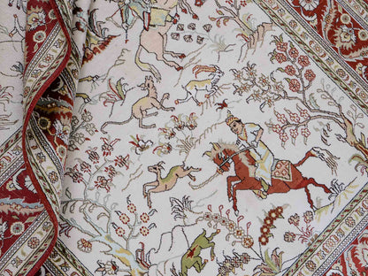 Feiner, handgeknüpfter Art Ghom aus Kunstseide. Ursprung China. Größe: 193 x 121 cm. Hauptfarben: Weiß, Creme, Rot. Vertrieb durch JUPITER Intl.
