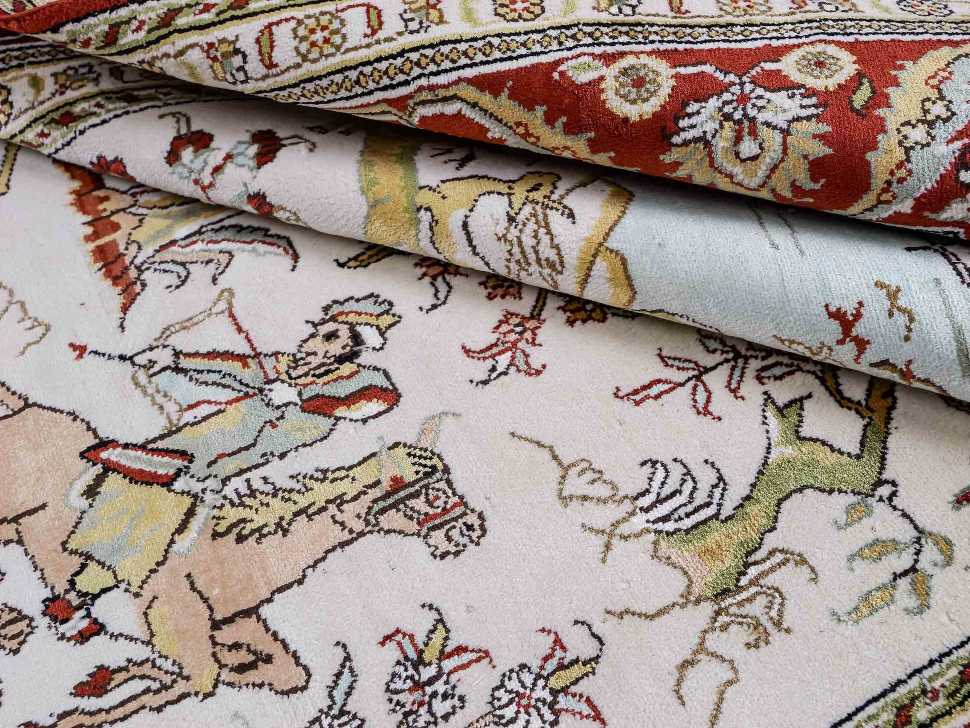 Feiner, handgeknüpfter Art Ghom aus Kunstseide. Ursprung China. Größe: 193 x 121 cm. Hauptfarben: Weiß, Creme, Rot. Vertrieb durch JUPITER Intl.