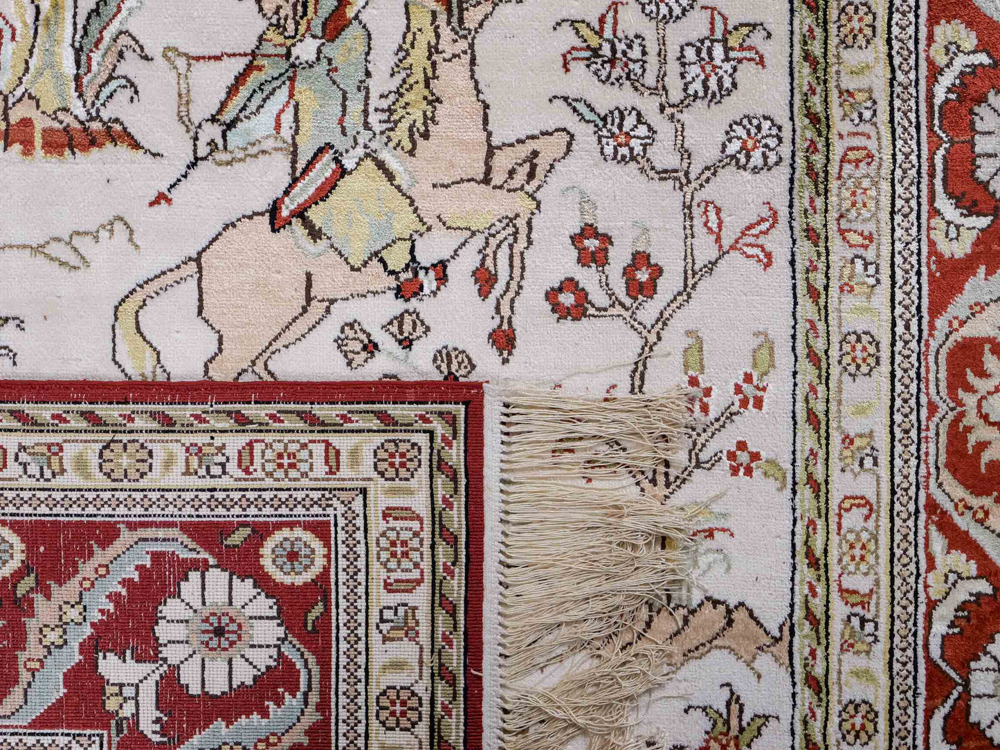 Feiner, handgeknüpfter Art Ghom aus Kunstseide. Ursprung China. Größe: 193 x 121 cm. Hauptfarben: Weiß, Creme, Rot. Vertrieb durch JUPITER Intl.