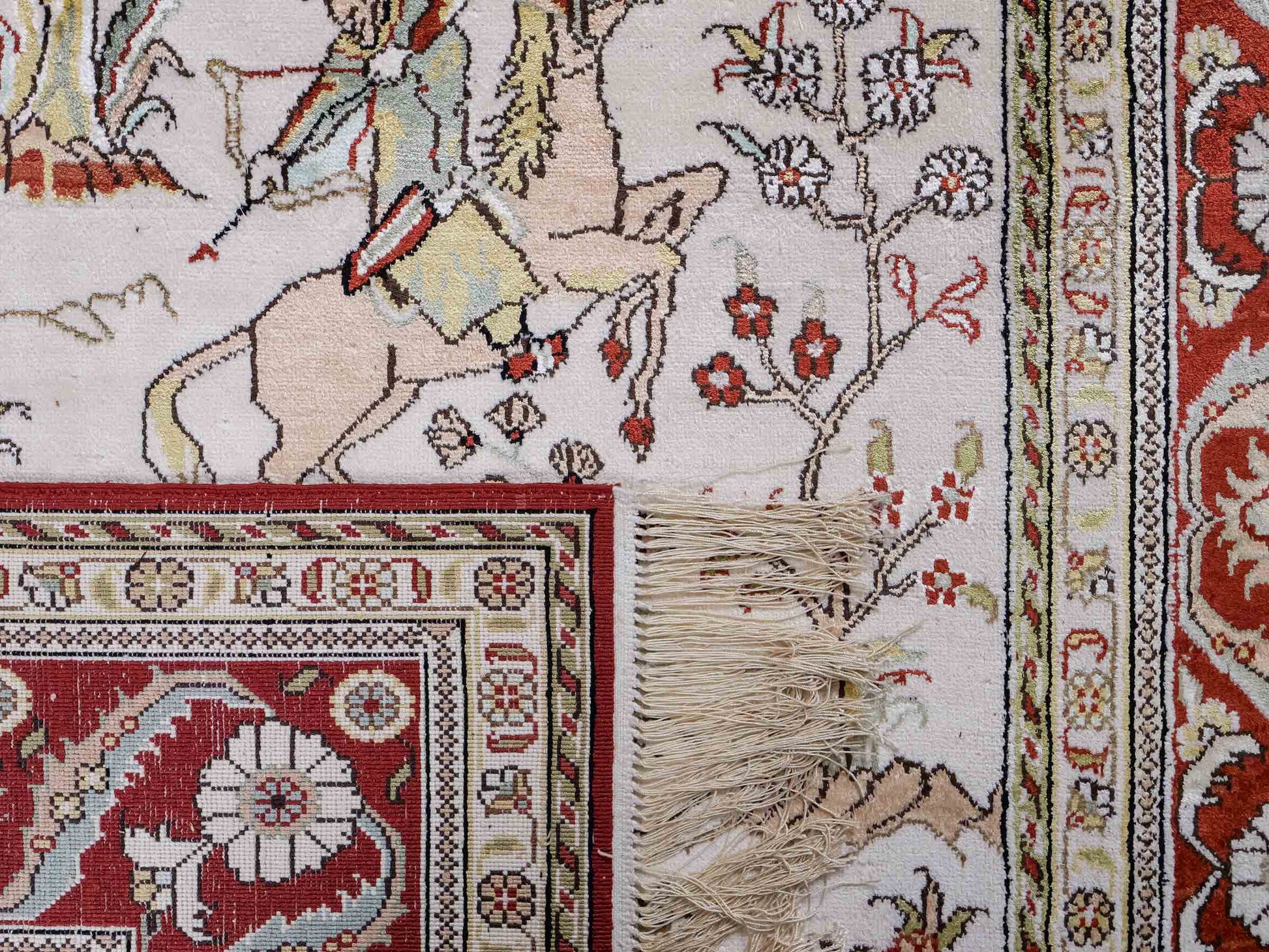 Feiner, handgeknüpfter Art Ghom aus Kunstseide. Ursprung China. Größe: 193 x 121 cm. Hauptfarben: Weiß, Creme, Rot. Vertrieb durch JUPITER Intl.