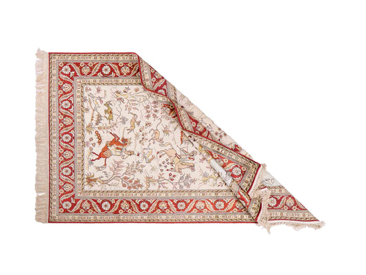 Feiner, handgeknüpfter Art Ghom aus Kunstseide. Ursprung China. Größe: 193 x 121 cm. Hauptfarben: Weiß, Creme, Rot. Vertrieb durch JUPITER Intl.