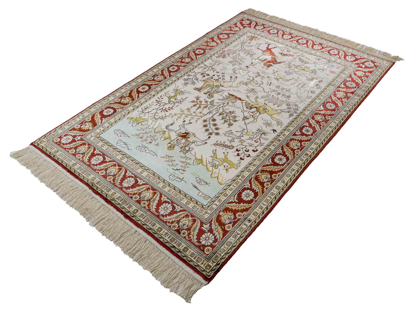 Feiner, handgeknüpfter Art Ghom aus Kunstseide. Ursprung China. Größe: 193 x 121 cm. Hauptfarben: Weiß, Creme, Rot. Vertrieb durch JUPITER Intl.