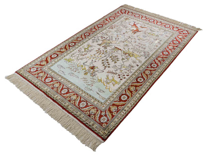Feiner, handgeknüpfter Art Ghom aus Kunstseide. Ursprung China. Größe: 193 x 121 cm. Hauptfarben: Weiß, Creme, Rot. Vertrieb durch JUPITER Intl.