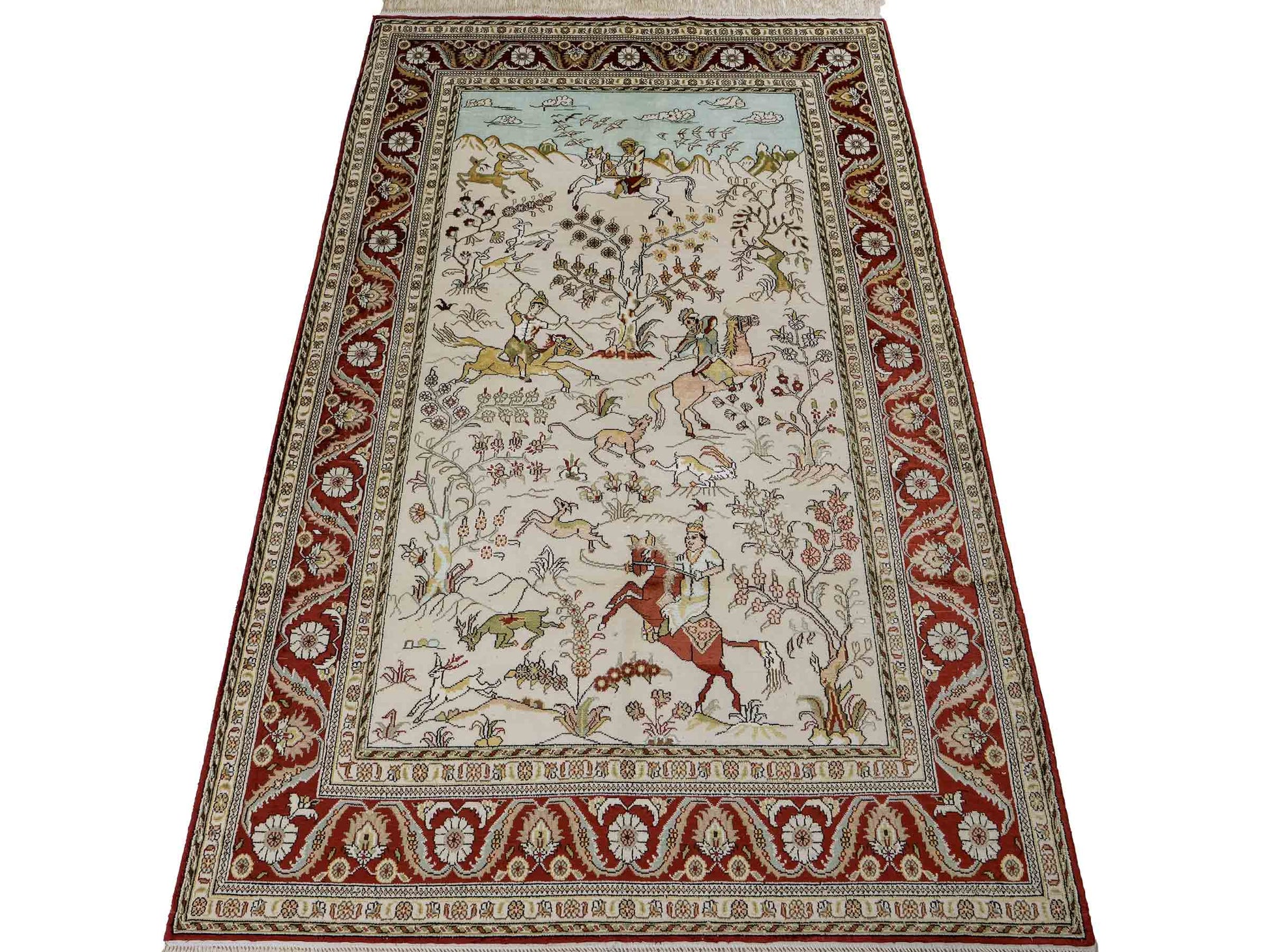 Feiner, handgeknüpfter Art Ghom aus Kunstseide. Ursprung China. Größe: 193 x 121 cm. Hauptfarben: Weiß, Creme, Rot. Vertrieb durch JUPITER Intl.