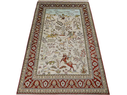 Feiner, handgeknüpfter Art Ghom aus Kunstseide. Ursprung China. Größe: 193 x 121 cm. Hauptfarben: Weiß, Creme, Rot. Vertrieb durch JUPITER Intl.