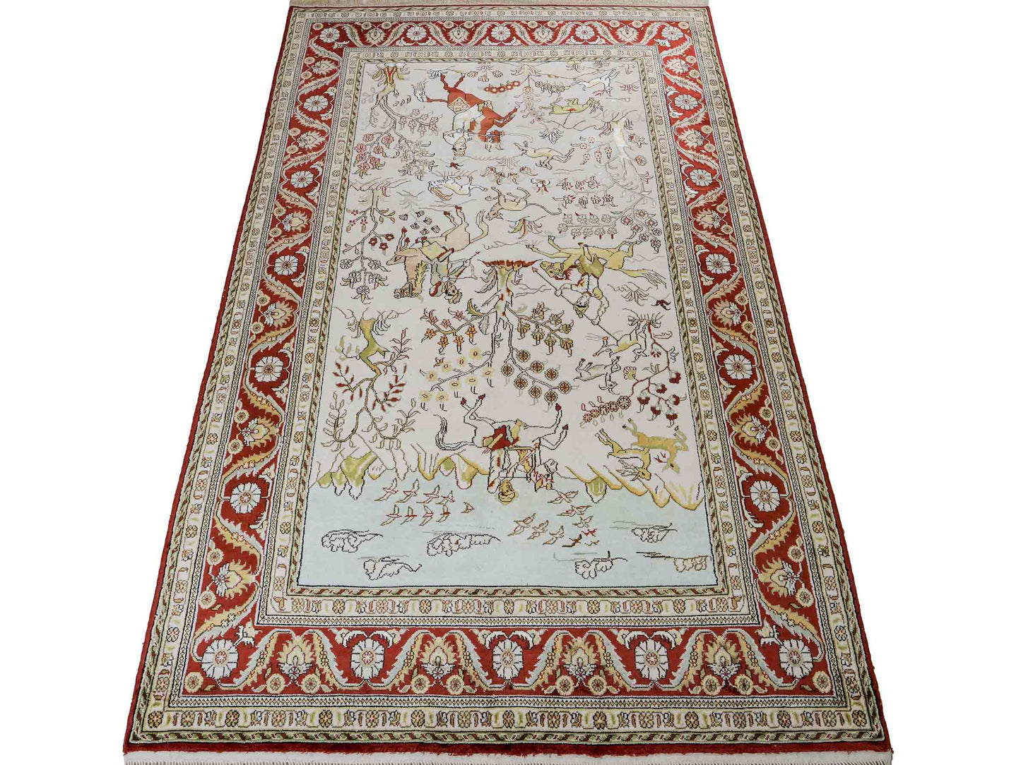 Feiner, handgeknüpfter Art Ghom aus Kunstseide. Ursprung China. Größe: 193 x 121 cm. Hauptfarben: Weiß, Creme, Rot. Vertrieb durch JUPITER Intl.